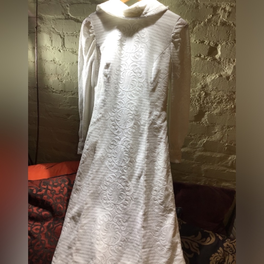 VINTAGE 60’s Mod White lace Textured Long Sleeve Dress